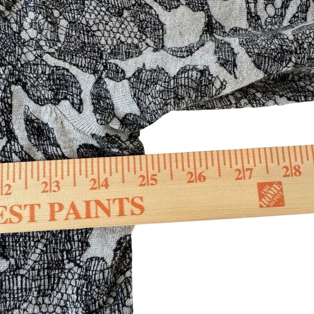 Lane Bryant Sweater Womens 22/24 Gray Black Floral Lace Print V-Neck‎ Pullover - Picture 4 of 6